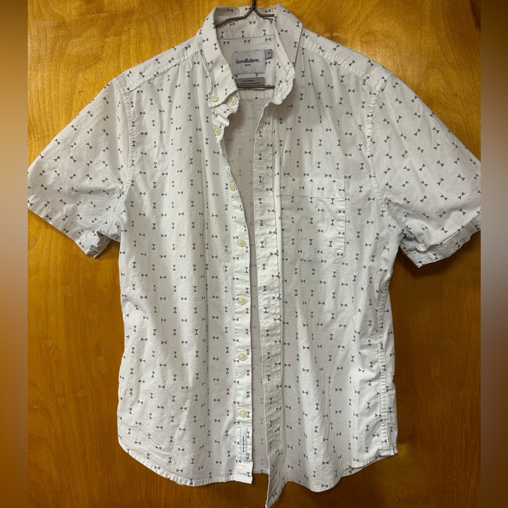 Good fellow &co 
White, navy blue design, short sleeve 
Size medium slim fit